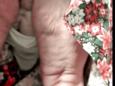 പരന്ന നെഞ്ചുള്ള സുന്ദരിയായ മൈലി കോൾ അവളുടെ പൂറ്റിൽ സ്റ്റെപ്പ്ഡാഡിന്റെ കുത്തേറ്റ് ഇരിക്കുന്നു